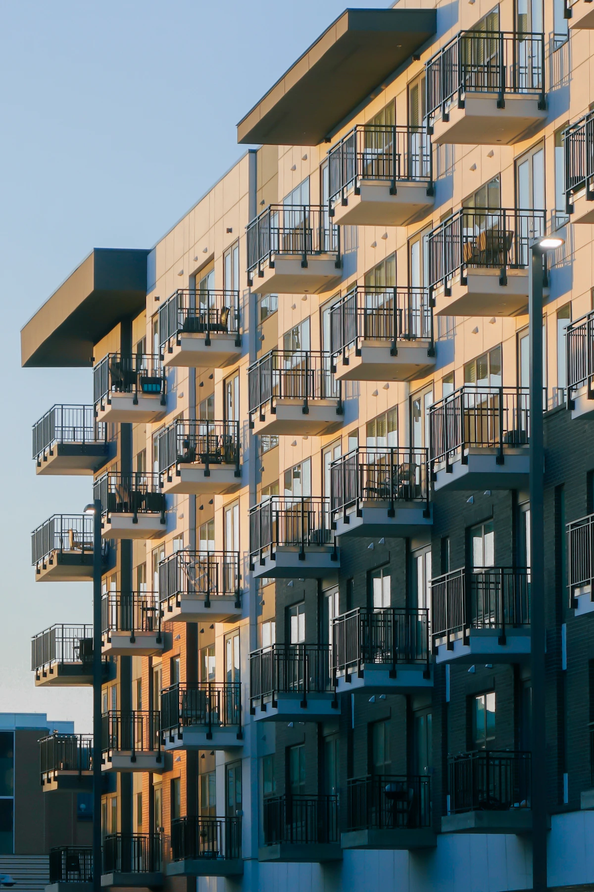 Résidence contemporaine aux grandes baies vitrées et balcons privatifs